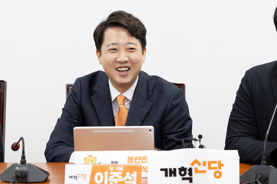 미소 짓는 이준석 대표