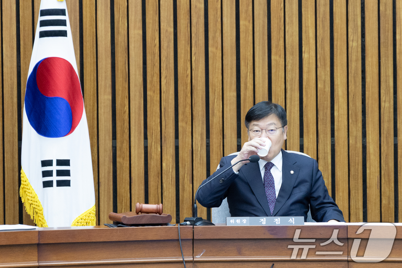 (서울=뉴스1) 이승배 기자 = 22일 서울 여의도 국회에서 열린 제430회국회(임시회) 감사원장(김호철) 임명동의에 관한 인사청문특별위원회 제1차 전체회의에서 정점식 위원장이 물 …