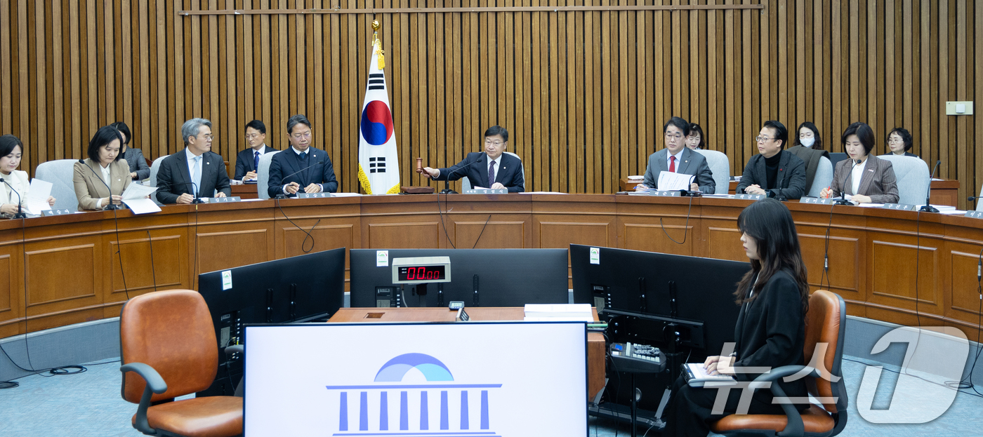 (서울=뉴스1) 이승배 기자 = 22일 서울 여의도 국회에서 열린 제430회국회(임시회) 감사원장(김호철) 임명동의에 관한 인사청문특별위원회 제1차 전체회의에서 정점식 위원장이 의 …