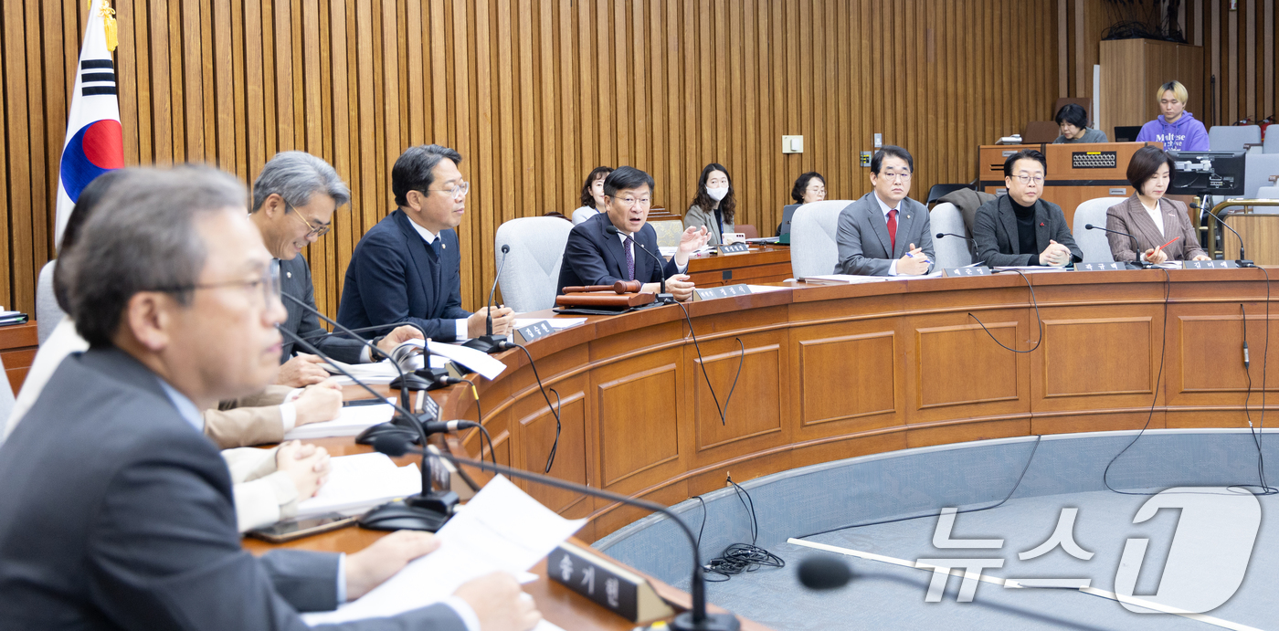 (서울=뉴스1) 이승배 기자 = 22일 서울 여의도 국회에서 열린 제430회국회(임시회) 감사원장(김호철) 임명동의에 관한 인사청문특별위원회 제1차 전체회의에서 정점식 위원장이 회 …