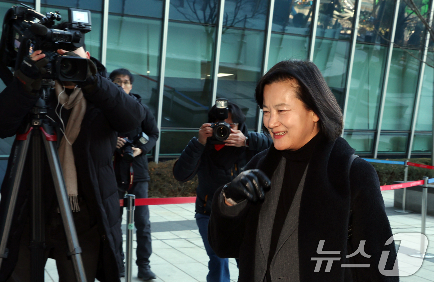 (서울=뉴스1) 김명섭 기자 = 최근 법무부 인사에서 고검검사급 보직으로 사실상 강등된 정유미 검사장이 22일 오전 서울 서초구 서울행정법원에서 열린 인사 효력을 멈춰달라며 낸 집 …