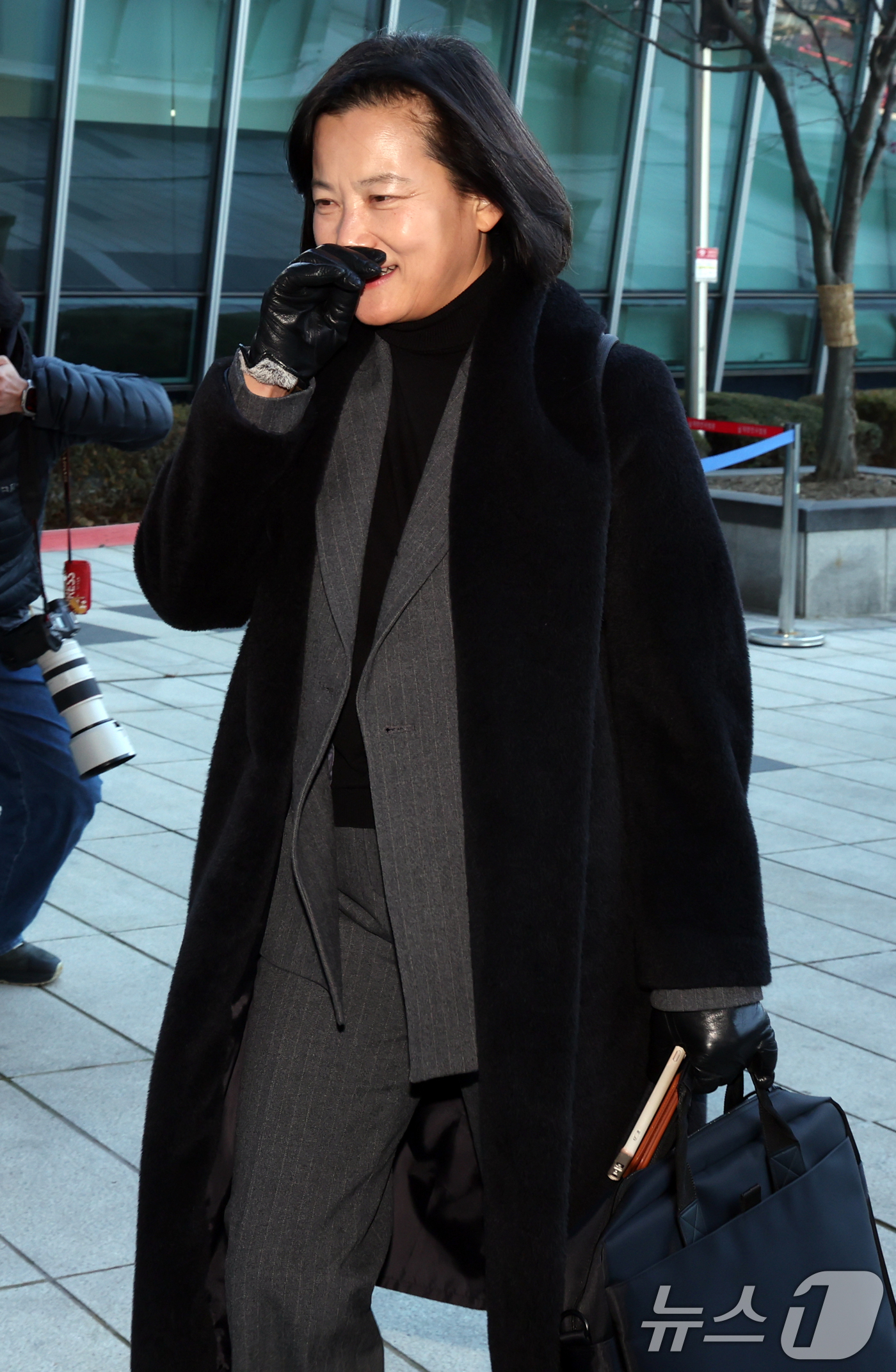 (서울=뉴스1) 김명섭 기자 = 최근 법무부 인사에서 고검검사급 보직으로 사실상 강등된 정유미 검사장이 22일 오전 서울 서초구 서울행정법원에서 열린 인사 효력을 멈춰달라며 낸 집 …