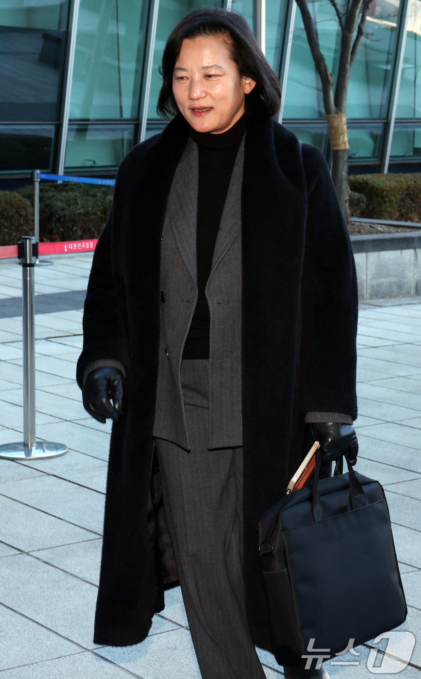 (서울=뉴스1) 김명섭 기자 = 최근 법무부 인사에서 고검검사급 보직으로 사실상 강등된 정유미 검사장이 22일 오전 서울 서초구 서울행정법원에서 열린 인사 효력을 멈춰달라며 낸 집 …