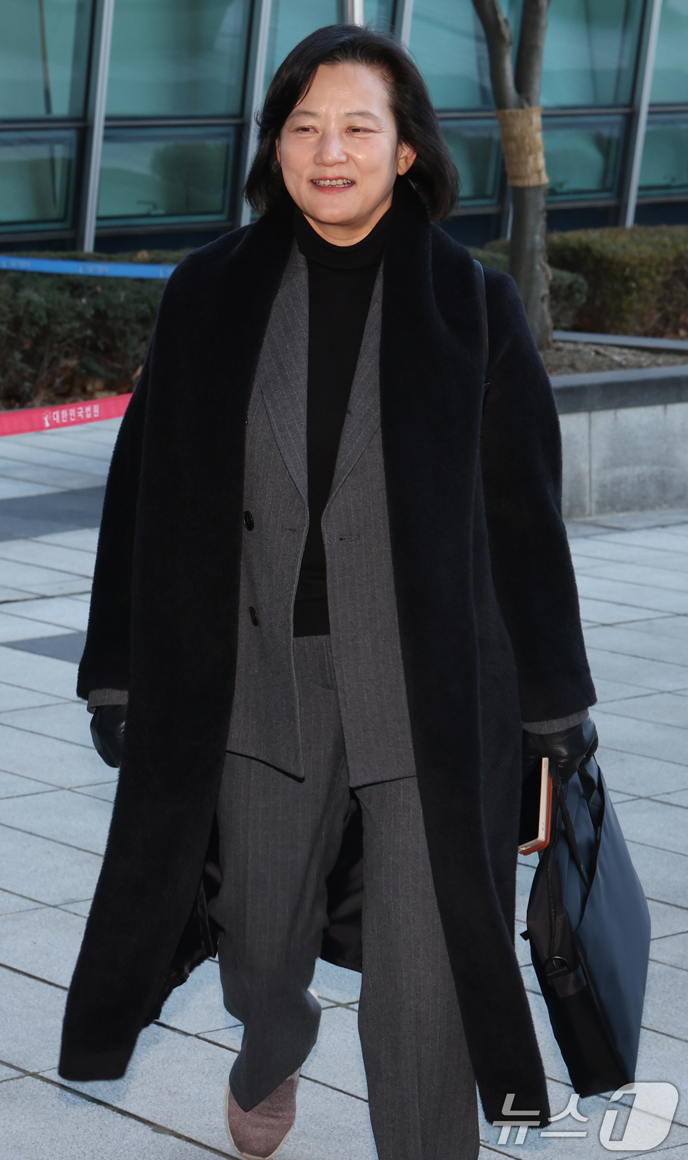 (서울=뉴스1) 김명섭 기자 = 최근 법무부 인사에서 고검검사급 보직으로 사실상 강등된 정유미 검사장이 22일 오전 서울 서초구 서울행정법원에서 열린 인사 효력을 멈춰달라며 낸 집 …