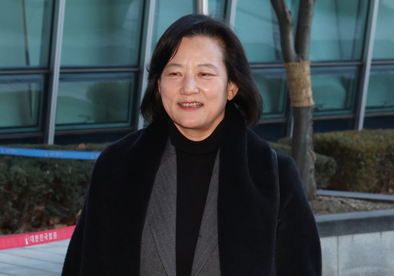 법정 향하는 정유미 검사장