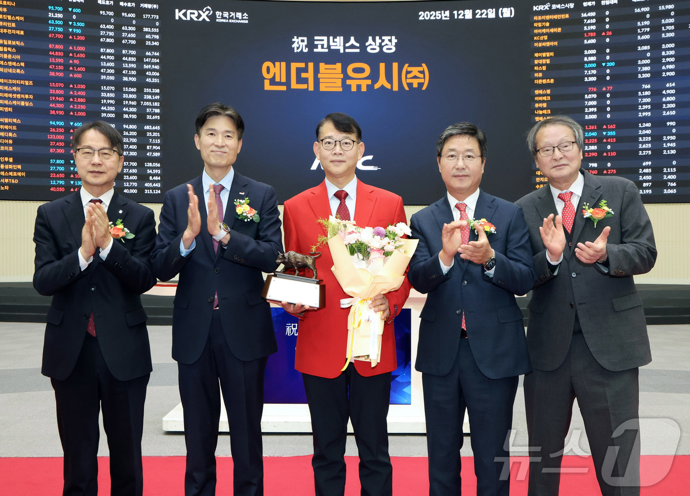 (서울=뉴스1) = 한국거래소 코스닥시장본부는 22일 오전 서울사옥 홍보관에서 엔더블유시의 코넥스시장 상장기념식을 개최했다. 사진은 상장 기념식 후 기념 사진 촬영하는 김대영 한국 …