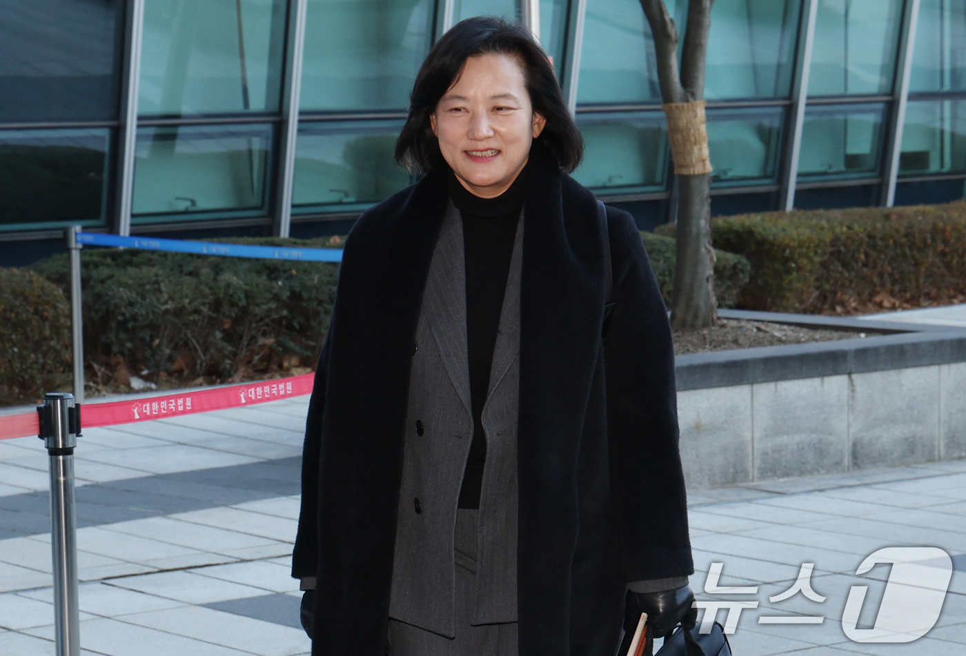 (서울=뉴스1) 김명섭 기자 = 최근 법무부 인사에서 고검검사급 보직으로 사실상 강등된 정유미 검사장이 22일 오전 서울 서초구 서울행정법원에서 열린 인사 효력을 멈춰달라며 낸 집 …