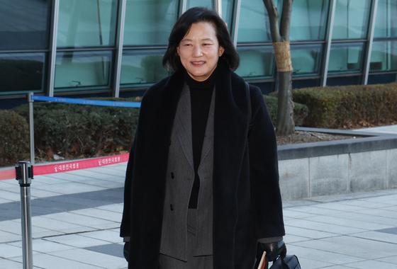 법무부 인사 집행정지 신청한 정유미 검사장, 행정법원 출석