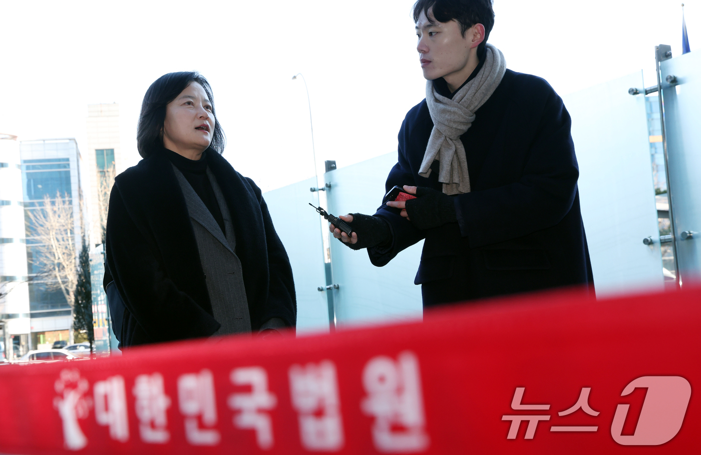 (서울=뉴스1) 김명섭 기자 = 최근 법무부 인사에서 고검검사급 보직으로 사실상 강등된 정유미 검사장이 22일 오전 서울 서초구 서울행정법원에서 열린 인사 효력을 멈춰달라며 낸 집 …