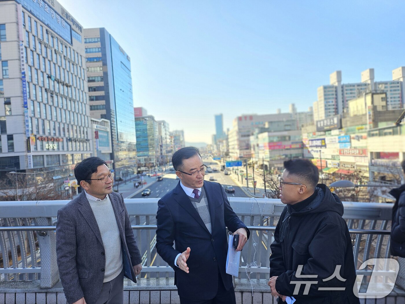 본문 이미지 - 22일 광주 도시철도 2호선 1단계 도로개방 구간인 광주 서구 치평동 상무중앙로에서 김준영 광주시 시민안전실장이 현황을 설명하고 있다. 2025.12.22/뉴스1 ⓒ News1 이수민 기자