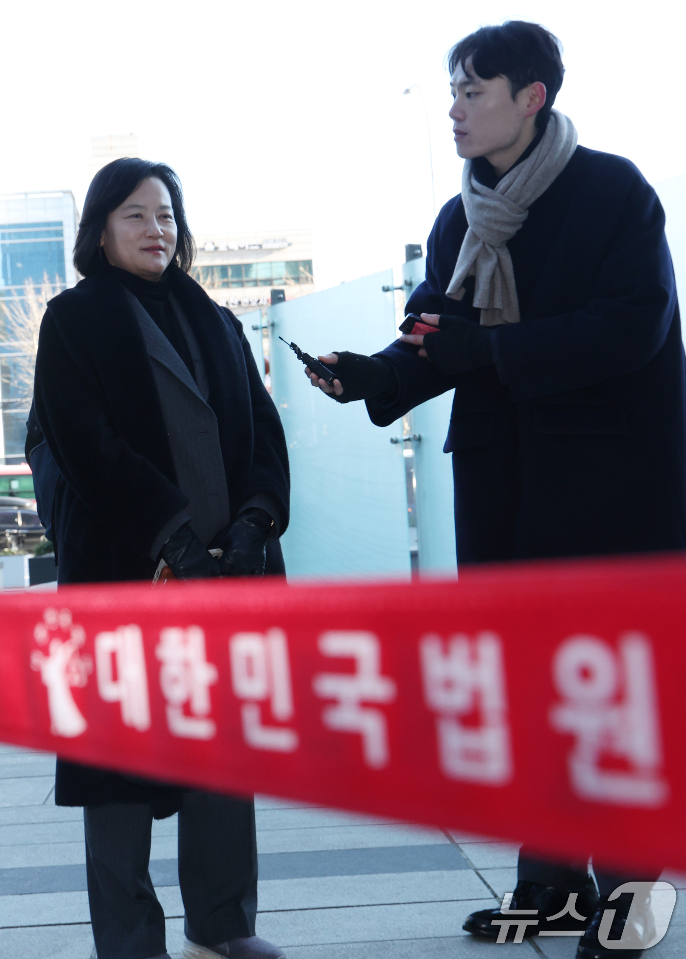 (서울=뉴스1) 김명섭 기자 = 최근 법무부 인사에서 고검검사급 보직으로 사실상 강등된 정유미 검사장이 22일 오전 서울 서초구 서울행정법원에서 열린 인사 효력을 멈춰달라며 낸 집 …