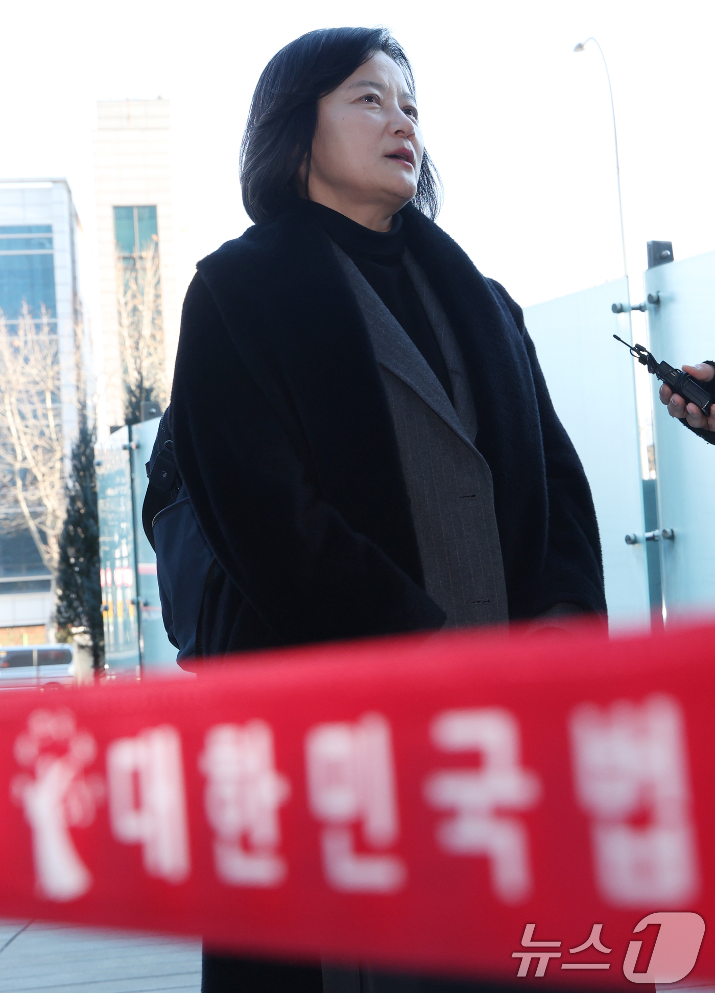 (서울=뉴스1) 김명섭 기자 = 최근 법무부 인사에서 고검검사급 보직으로 사실상 강등된 정유미 검사장이 22일 오전 서울 서초구 서울행정법원에서 열린 인사 효력을 멈춰달라며 낸 집 …