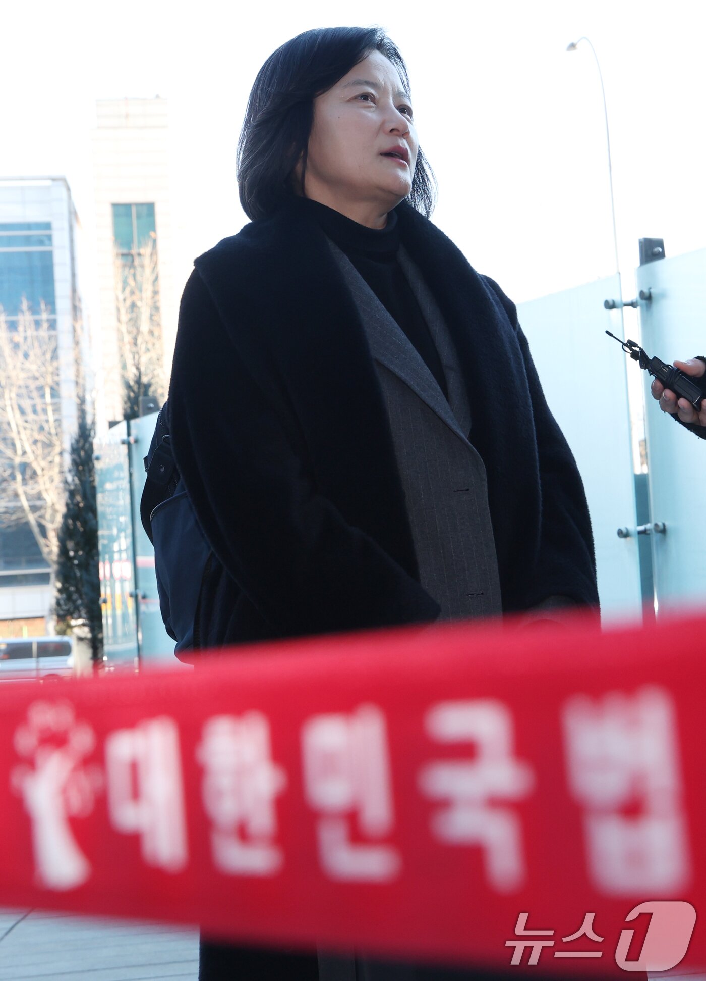 본문 이미지 - 최근 법무부 인사에서 고검검사급 보직으로 사실상 강등된 정유미 검사장이 22일 오전 서울 서초구 서울행정법원에서 열린 인사 효력을 멈춰달라며 낸 집행정지 신청 심문기일에 출석하고 있다. 2025.12.22/뉴스1 ⓒ News1 김명섭 기자