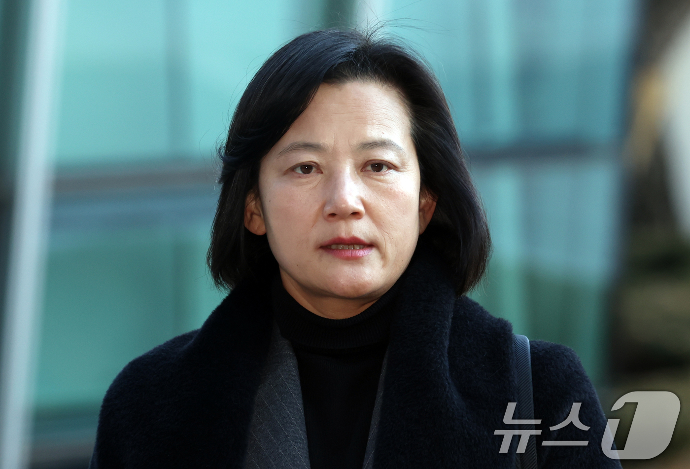 (서울=뉴스1) 김명섭 기자 = 최근 법무부 인사에서 고검검사급 보직으로 사실상 강등된 정유미 검사장이 22일 오전 서울 서초구 서울행정법원에서 열린 인사 효력을 멈춰달라며 낸 집 …