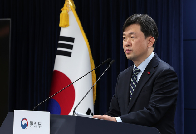 정례 브리핑하는 윤민호 통일부 대변인