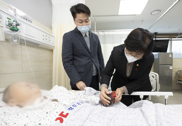 요양병원 중증환자부터 간병비 급여화…4인실에 간병인 1명 배치