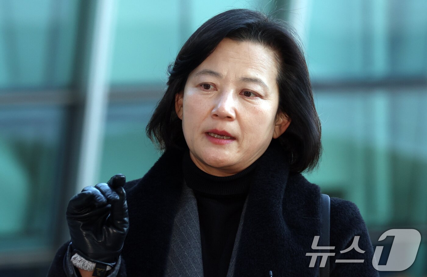 본문 이미지 - 최근 법무부 인사에서 고검검사급 보직으로 사실상 강등된 정유미 검사장이 22일 오전 서울 서초구 서울행정법원에서 열린 인사 효력을 멈춰달라며 낸 집행정지 신청 심문기일에 출석하고 있다. 2025.12.22/뉴스1 ⓒ News1 김명섭 기자
