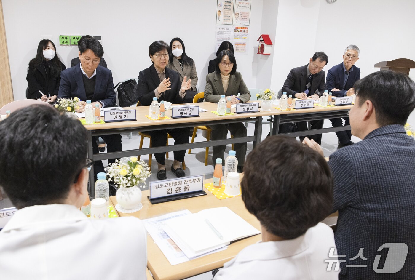 본문 이미지 - 정은경 보건복지부 장관 등은 지난 19일 경북 예천군에 있는 경도요양병원을 방문해 병원 측과 지방자치단체, 환자 보호자, 간병인 등이 자리한 정책간담회를 열고 '의료중심 요양병원 혁신 및 간병비 급여화 추진 방향'에 대한 의견 수렴에 나섰다.(보건복지부 제공)/ 뉴스1 ⓒ News1