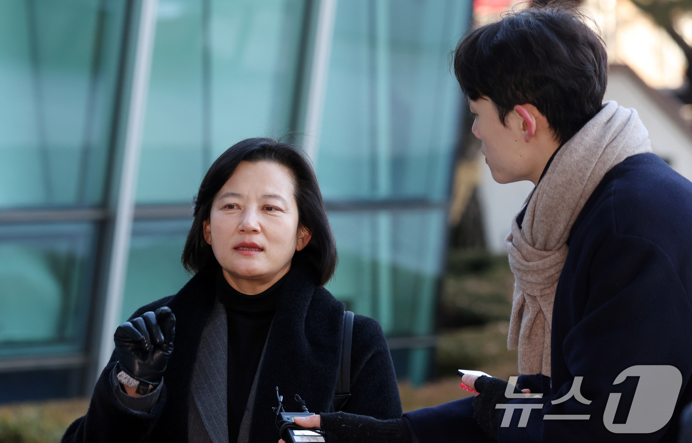 (서울=뉴스1) 김명섭 기자 = 최근 법무부 인사에서 고검검사급 보직으로 사실상 강등된 정유미 검사장이 22일 오전 서울 서초구 서울행정법원에서 열린 인사 효력을 멈춰달라며 낸 집 …