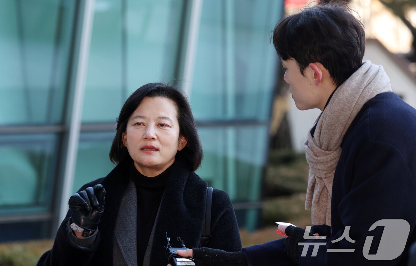 본문 이미지 - 최근 법무부 인사에서 고검검사급 보직으로 사실상 강등된 정유미 검사장이 22일 오전 서울 서초구 서울행정법원에서 열린 인사 효력을 멈춰달라며 낸 집행정지 신청 심문기일에 출석하고 있다. 2025.12.22/뉴스1 ⓒ News1 김명섭 기자