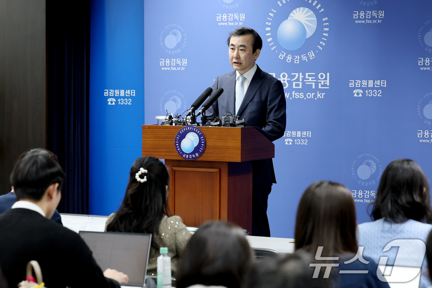 (서울=뉴스1) 이광호 기자 = 이세훈 금융감독원 수석부원장이 22일 오전 서울 영등포구 금융감독원에서 금융소비자보호 개선 로드맵 발표 및 금감원 조직개편 브리핑을 하고 있다. 2 …