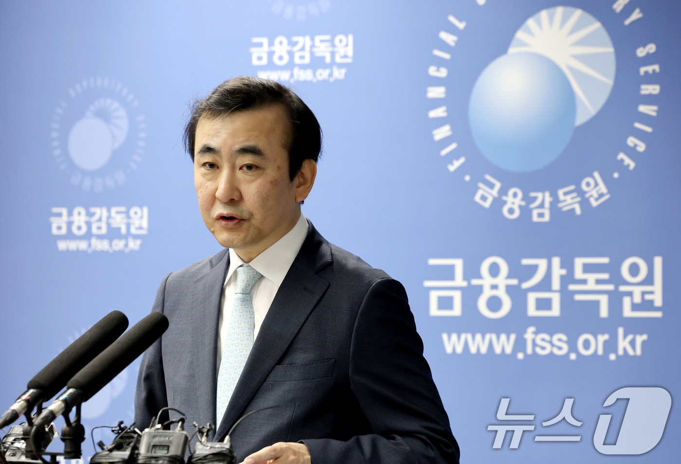 (서울=뉴스1) 이광호 기자 = 이세훈 금융감독원 수석부원장이 22일 오전 서울 영등포구 금융감독원에서 금융소비자보호 개선 로드맵 발표 및 금감원 조직개편 브리핑을 하고 있다. 2 …