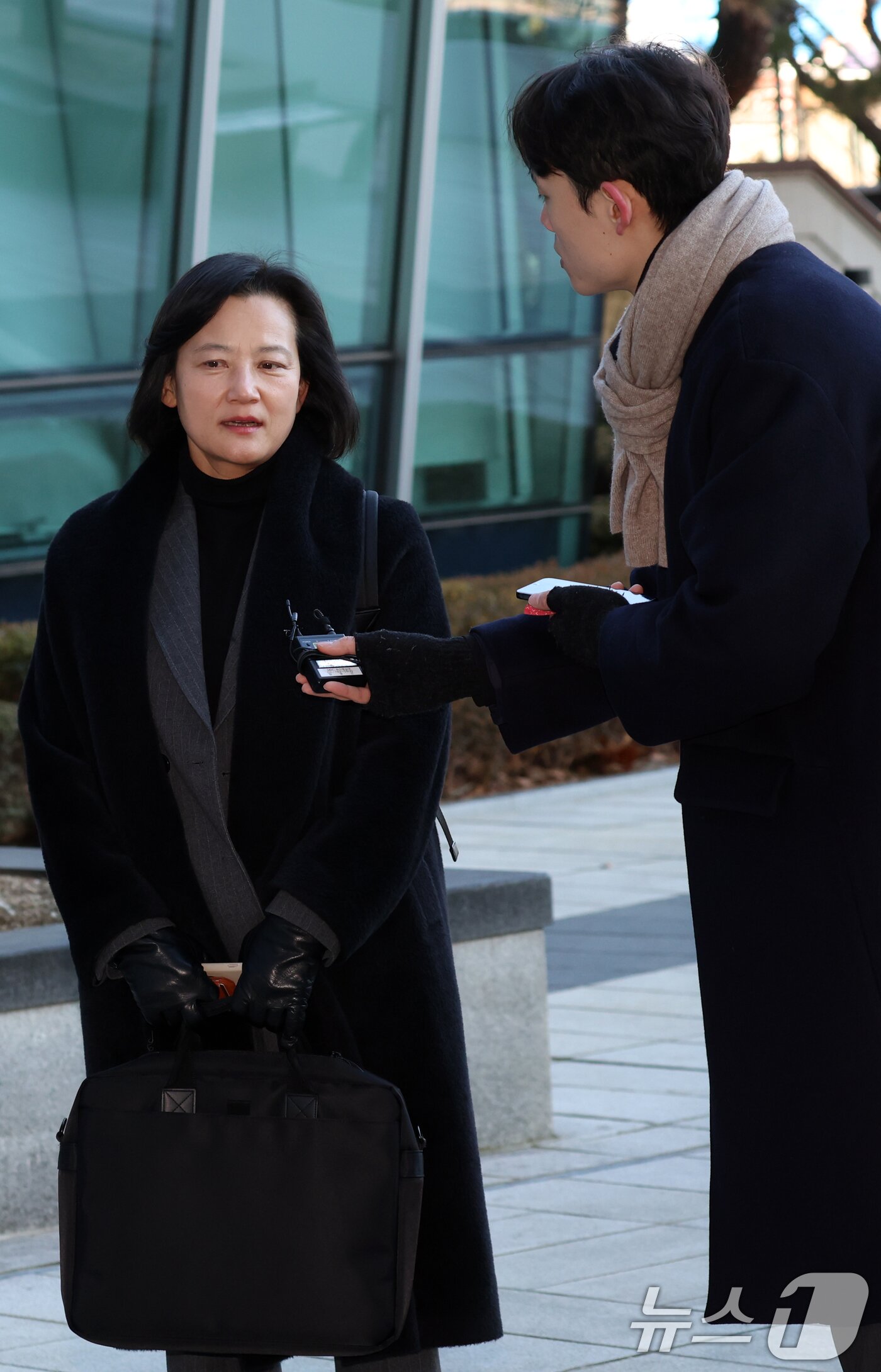 본문 이미지 - 최근 법무부 인사에서 고검검사급 보직으로 사실상 강등된 정유미 검사장이 22일 오전 서울 서초구 서울행정법원에서 열린 인사 효력을 멈춰달라며 낸 집행정지 신청 심문기일에 출석하고 있다. 2025.12.22/뉴스1 ⓒ News1 김명섭 기자