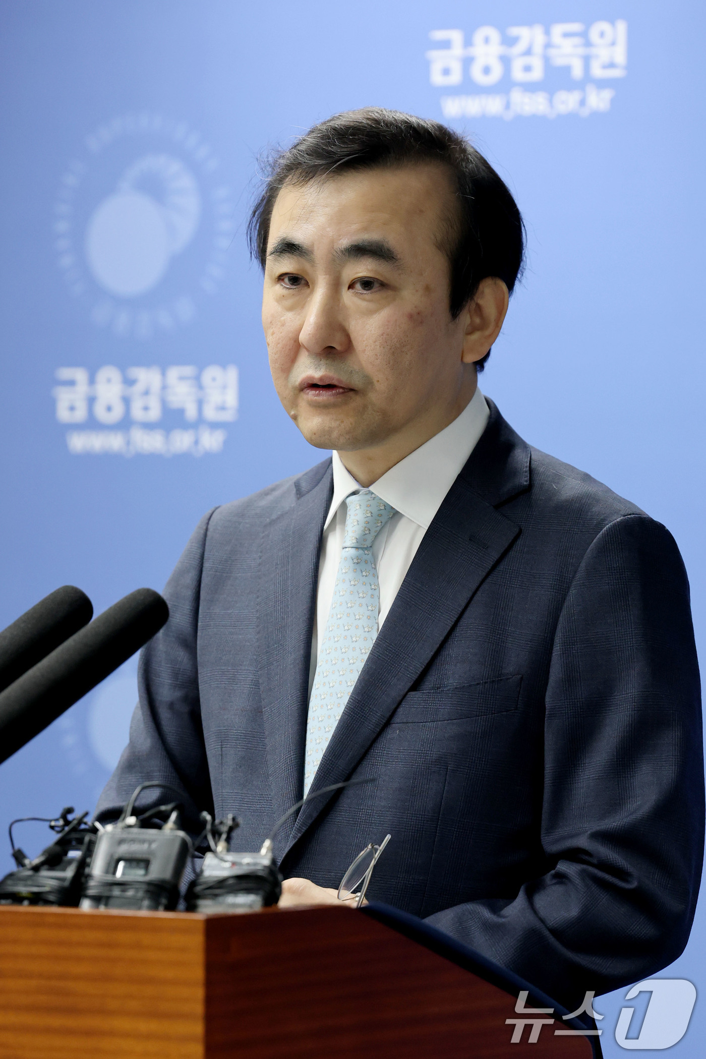 (서울=뉴스1) 이광호 기자 = 이세훈 금융감독원 수석부원장이 22일 오전 서울 영등포구 금융감독원에서 금융소비자보호 개선 로드맵 발표 및 금감원 조직개편 브리핑을 하고 있다. 2 …