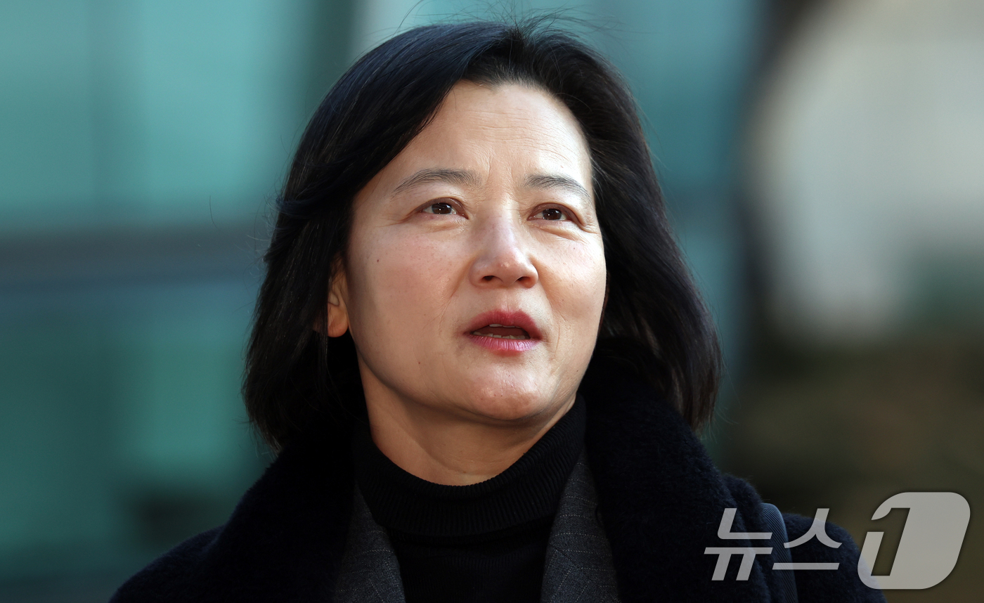 (서울=뉴스1) 김명섭 기자 = 최근 법무부 인사에서 고검검사급 보직으로 사실상 강등된 정유미 검사장이 22일 오전 서울 서초구 서울행정법원에서 열린 인사 효력을 멈춰달라며 낸 집 …