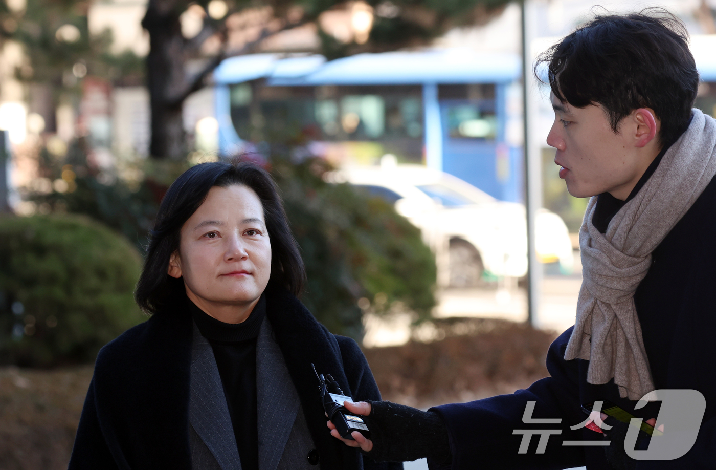 (서울=뉴스1) 김명섭 기자 = 최근 법무부 인사에서 고검검사급 보직으로 사실상 강등된 정유미 검사장이 22일 오전 서울 서초구 서울행정법원에서 열린 인사 효력을 멈춰달라며 낸 집 …