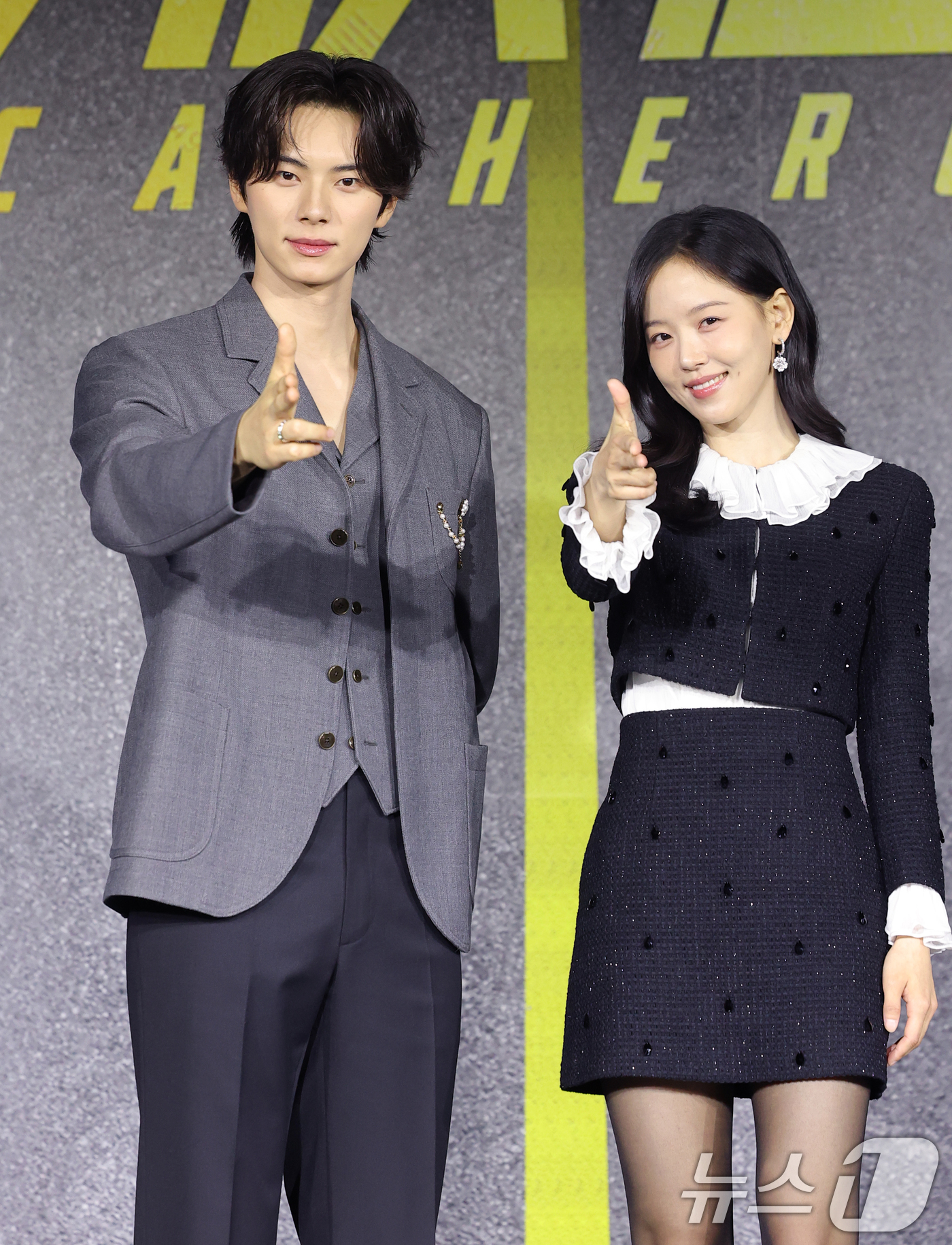 (서울=뉴스1) 권현진 기자 = 배우 이채민과 강한나(오른쪽)가 22일 서울 강남구 웨스틴 서울 파르나스에서 열린 넷플릭스 시리즈 '캐셔로' 제작발표회에 참석해 포즈를 취하고 있다 …