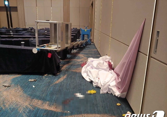 시그니엘 부산 현수막 달다 추락사…항소심 재판부 "호텔롯데도 책임"