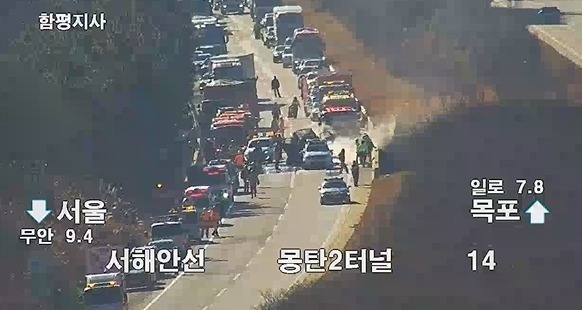 무안 서해안고속도로서 '7중 추돌' 차량 3대 전소…도로 통제