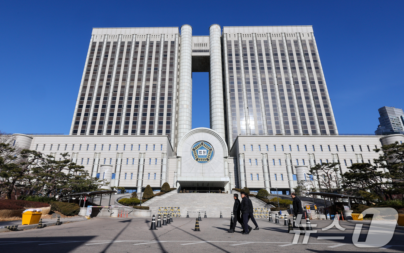 (서울=뉴스1) 안은나 기자 = 22일 전체 판사회의가 열릴 서울 서초구 중앙지방법원·고등법원 청사.내란전담재판부 설치법 처리가 임박한 가운데 서울고법은 이날 전체 판사회의를 개최 …