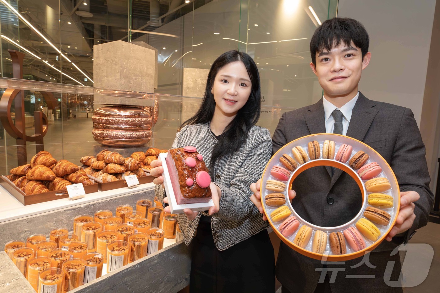 (서울=뉴스1) = 현대백화점은 다음달 14일까지 더현대 서울 지하 1층에서 프랑스 유명 파티시에 피에르 에르메가 운영하는 디저트 브랜드 ‘피에르 에르메 파리’ 팝업스토어를 진행한 …