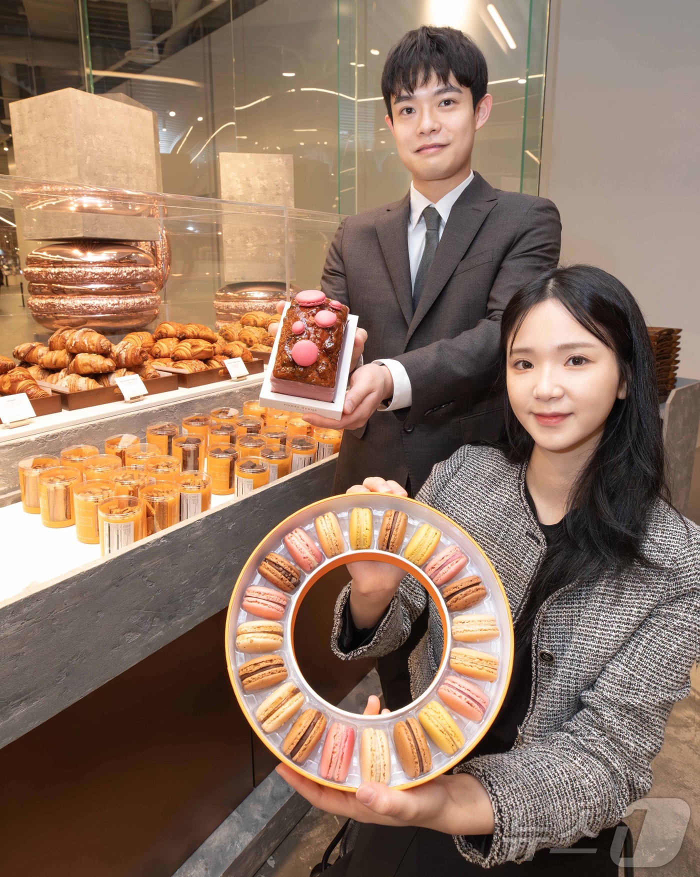 (서울=뉴스1) = 현대백화점은 다음달 14일까지 더현대 서울 지하 1층에서 프랑스 유명 파티시에 피에르 에르메가 운영하는 디저트 브랜드 ‘피에르 에르메 파리’ 팝업스토어를 진행한 …