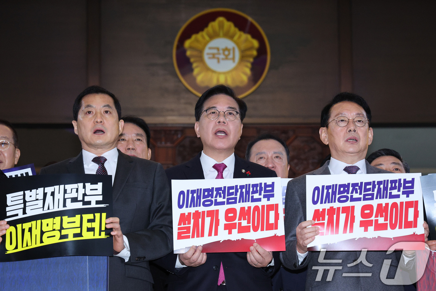 (서울=뉴스1) 신웅수 기자 = 송언석 원내대표를 비롯한 국민의힘 의원들이 22일 서울 여의도 국회 본회의장 앞에서 가진 이재명 정권 사법부파괴-국민입틀막 악법 규탄대회에서 구호를 …