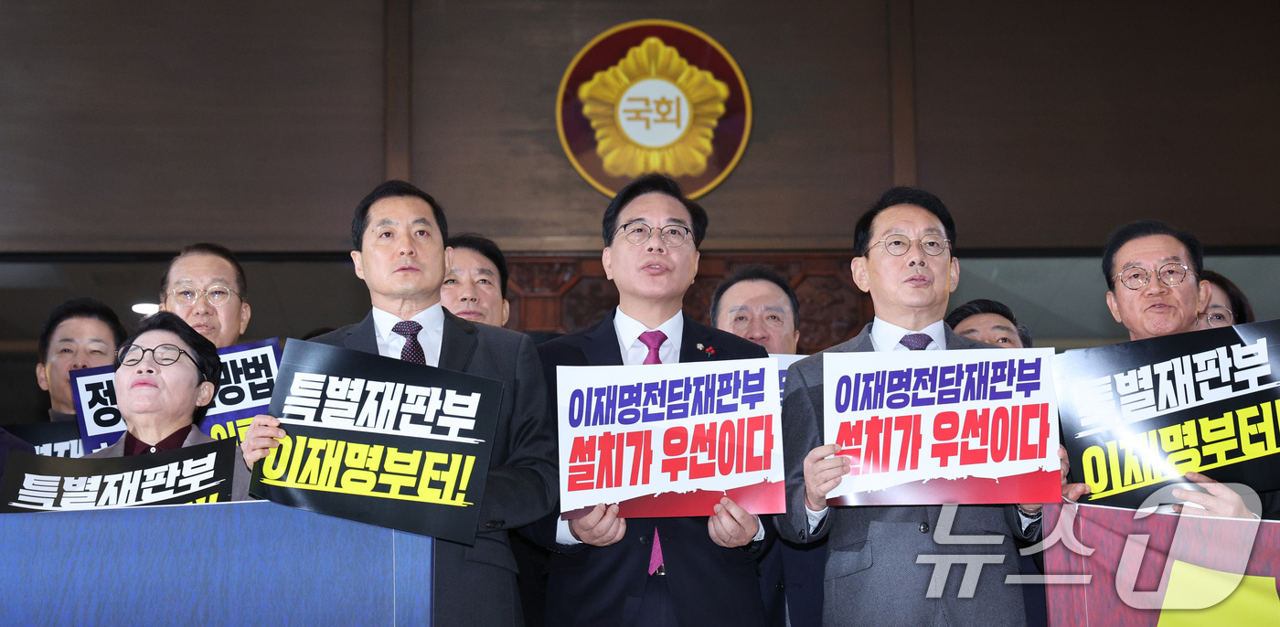 (서울=뉴스1) 신웅수 기자 = 송언석 원내대표를 비롯한 국민의힘 의원들이 22일 서울 여의도 국회 본회의장 앞에서 가진 이재명 정권 사법부파괴-국민입틀막 악법 규탄대회에서 구호를 …