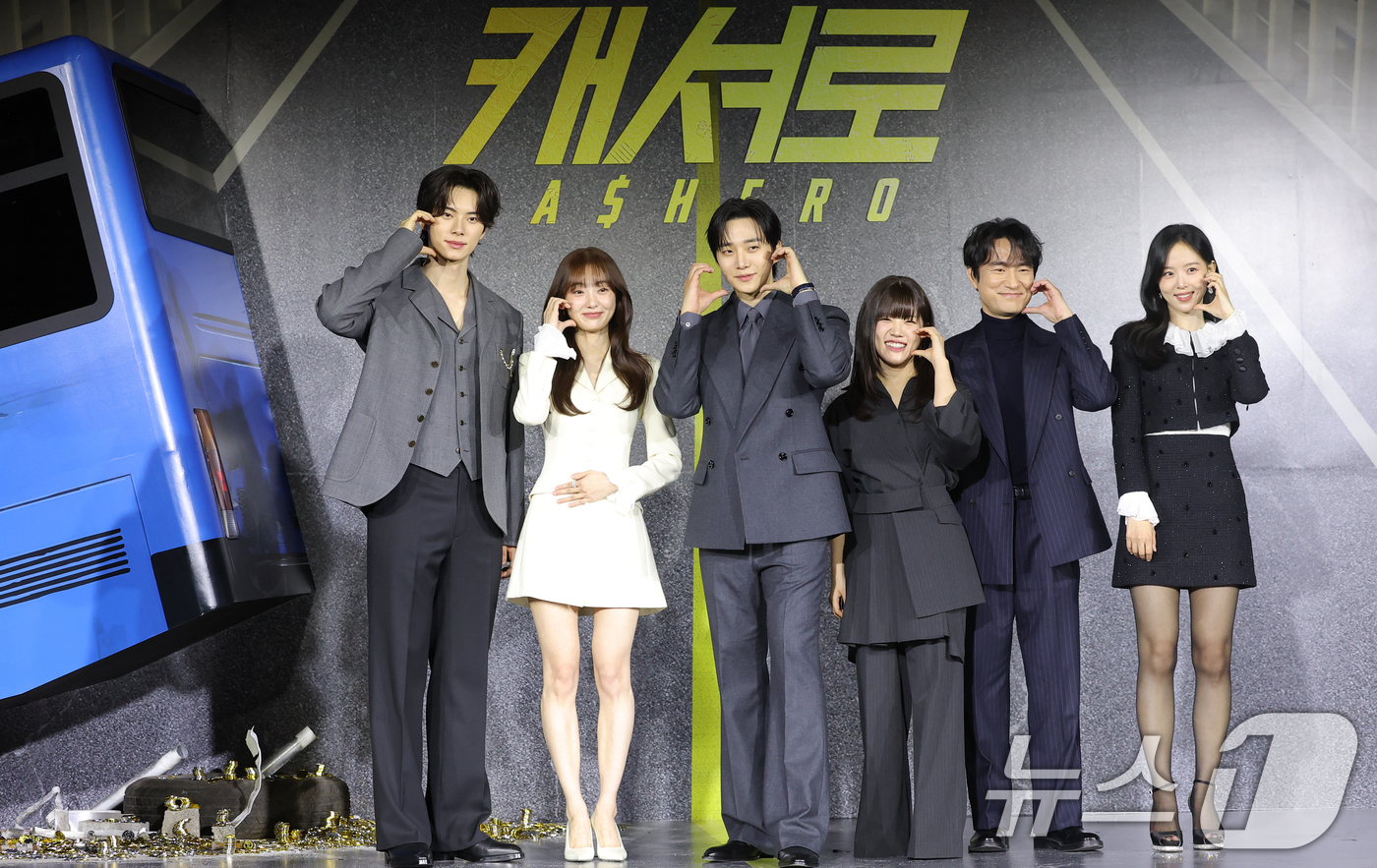 (서울=뉴스1) 권현진 기자 = 배우 이채민(왼쪽부터)과 김혜준, 이준호, 김향기, 김병철, 강한나가 22일 서울 강남구 웨스틴 서울 파르나스에서 열린 넷플릭스 시리즈 '캐셔로' …