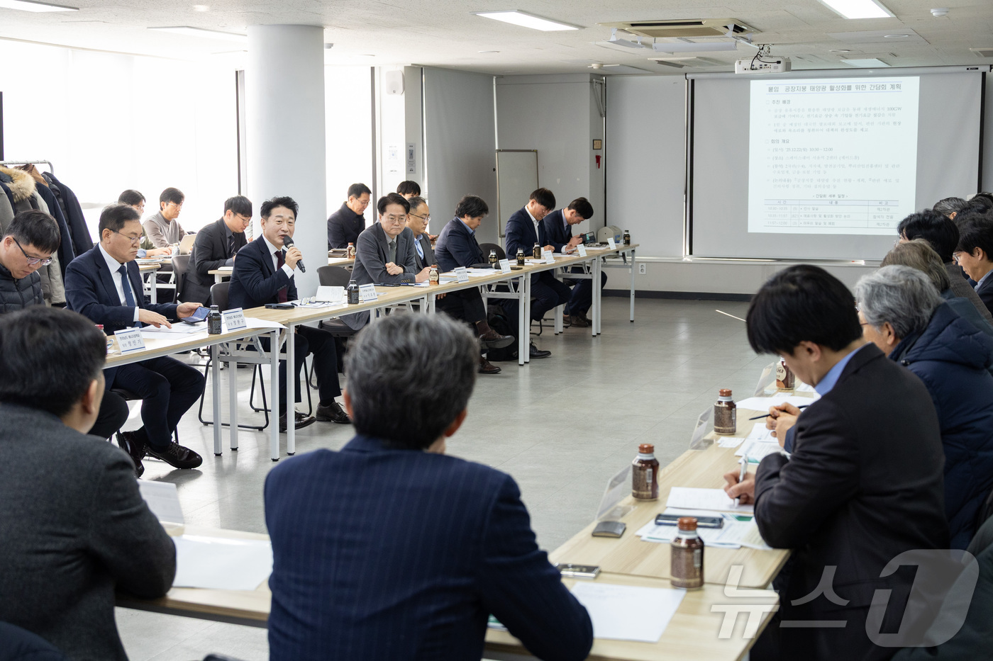 (서울=뉴스1) = 이호현 기후에너지환경부 2차관이 22일 서울 용산구 소재 스페이스쉐어에서 지자체 및 발전공기업, 관련수요 업계 등과 공장지붕 태양광 활성화를 위한 간담회를 주재 …