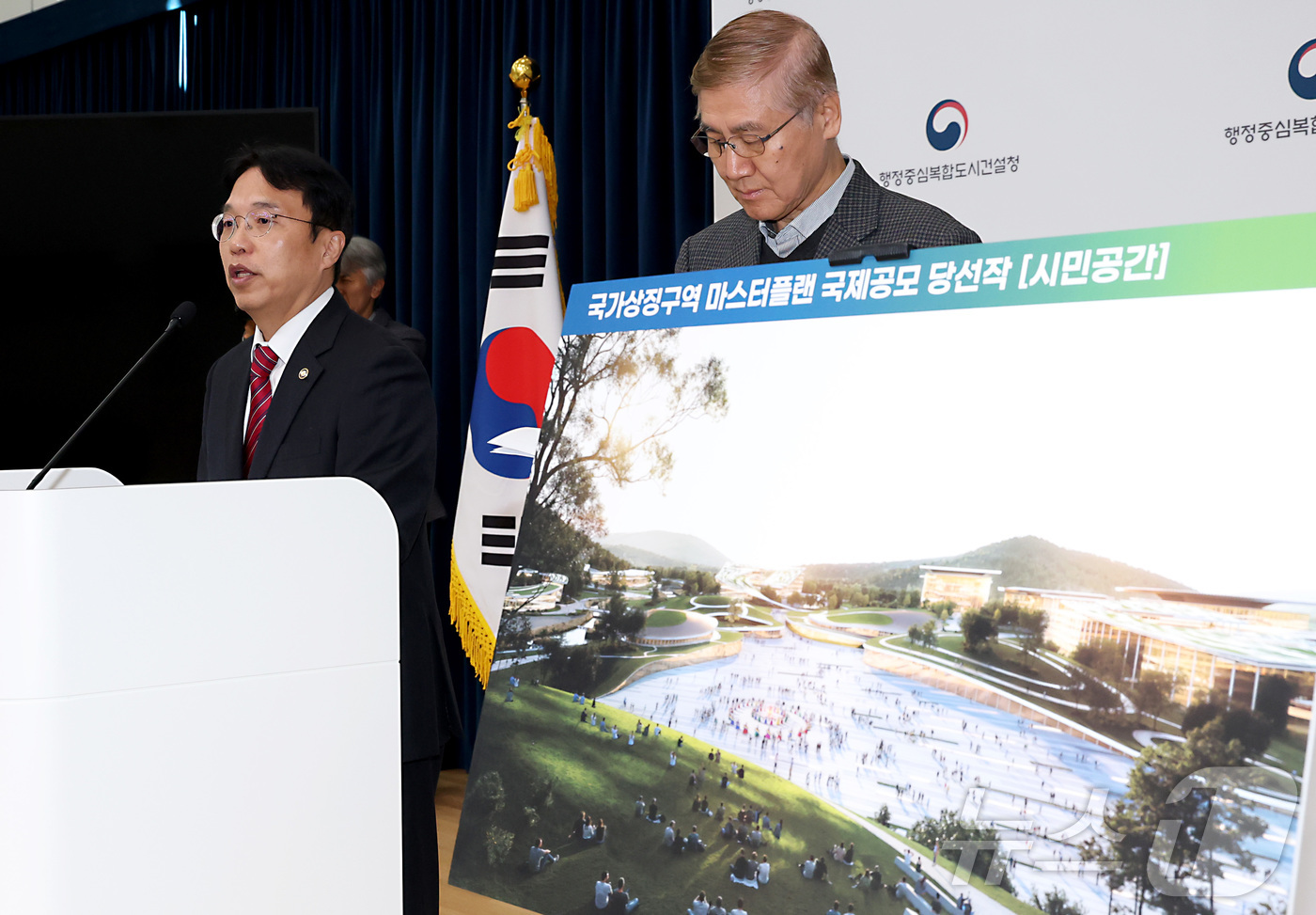 (세종=뉴스1) 김기남 기자 = 강주엽 행정중심복합도시건설청 청장이 22일 오전 세정시 정부세종청사 중앙동 브리핑실에서 국가상징구역 마스터플랜 국제공모 최종 당선작 발표를 마친 뒤 …