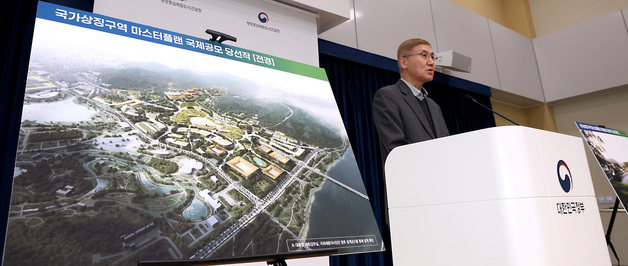 국가상징구역 마스터플랜 국제공모 당선작 설명하는 구자훈 심사위원장