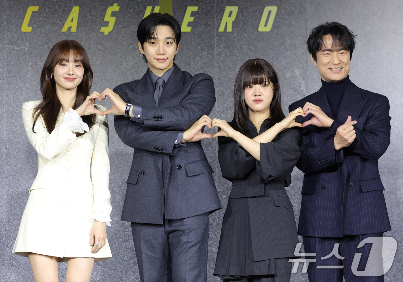 (서울=뉴스1) 권현진 기자 = 배우 김혜준(왼쪽부터)과 이준호, 김향기, 김병철이 22일 서울 강남구 웨스틴 서울 파르나스에서 열린 넷플릭스 시리즈 '캐셔로' 제작발표회에 참석해 …