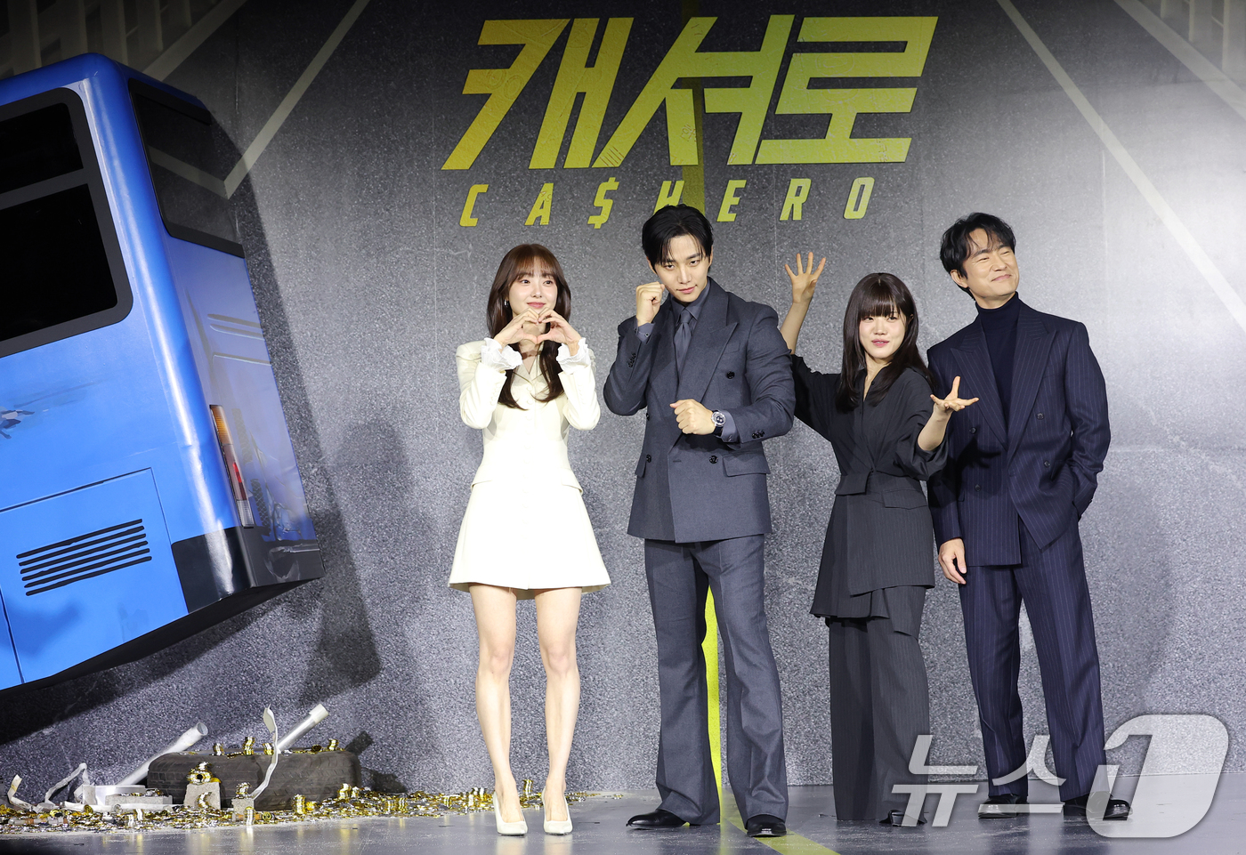 (서울=뉴스1) 권현진 기자 = 배우 김혜준(왼쪽부터)과 이준호, 김향기, 김병철이 22일 서울 강남구 웨스틴 서울 파르나스에서 열린 넷플릭스 시리즈 '캐셔로' 제작발표회에 참석해 …