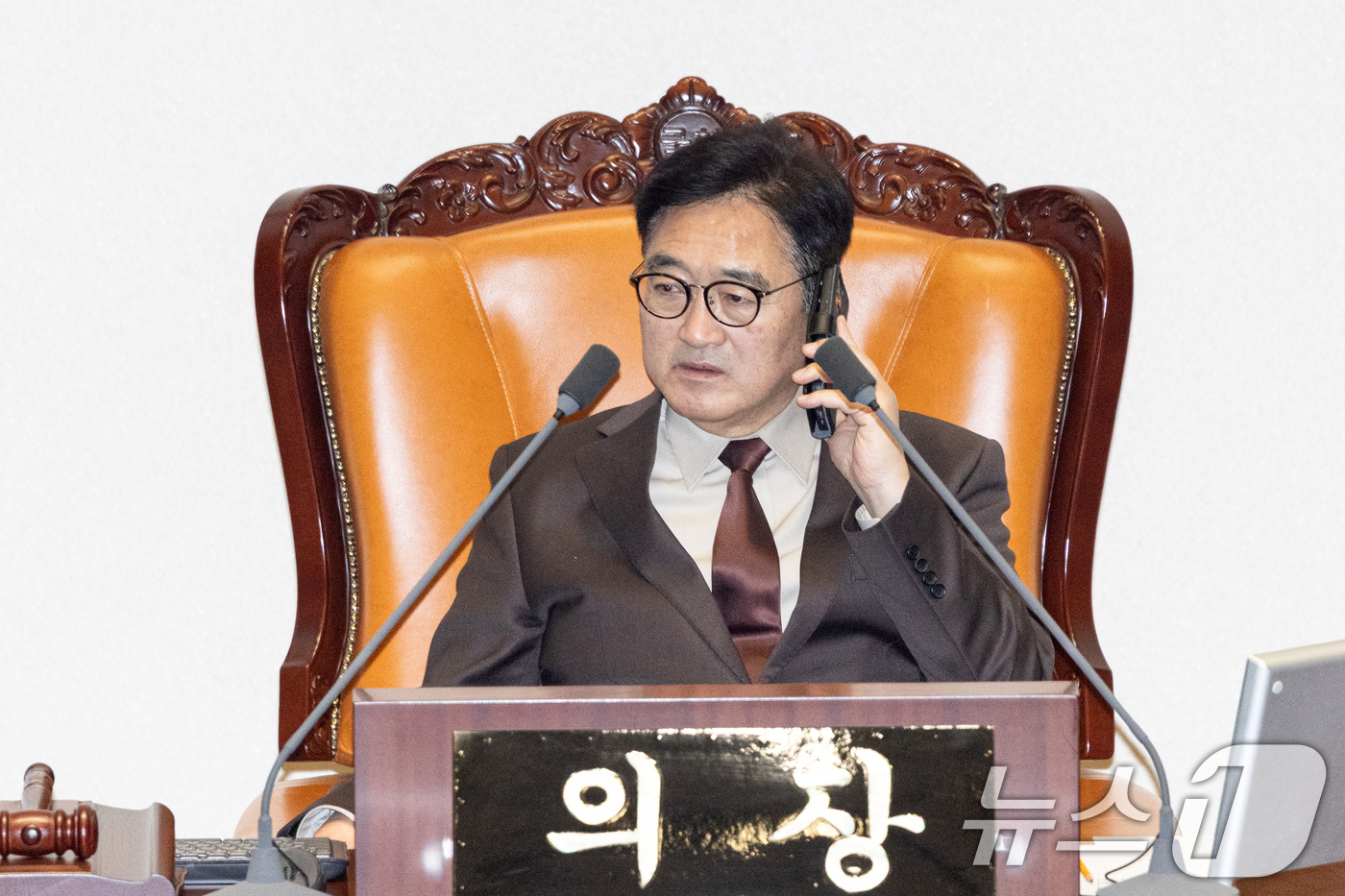 (서울=뉴스1) 이승배 기자 = 22일 서울 여의도 국회에서 열린 제430회국회(임시회) 제2차 본회의에서 우원식 국회의장이 통화하고 있다. 2025.12.22/뉴스1