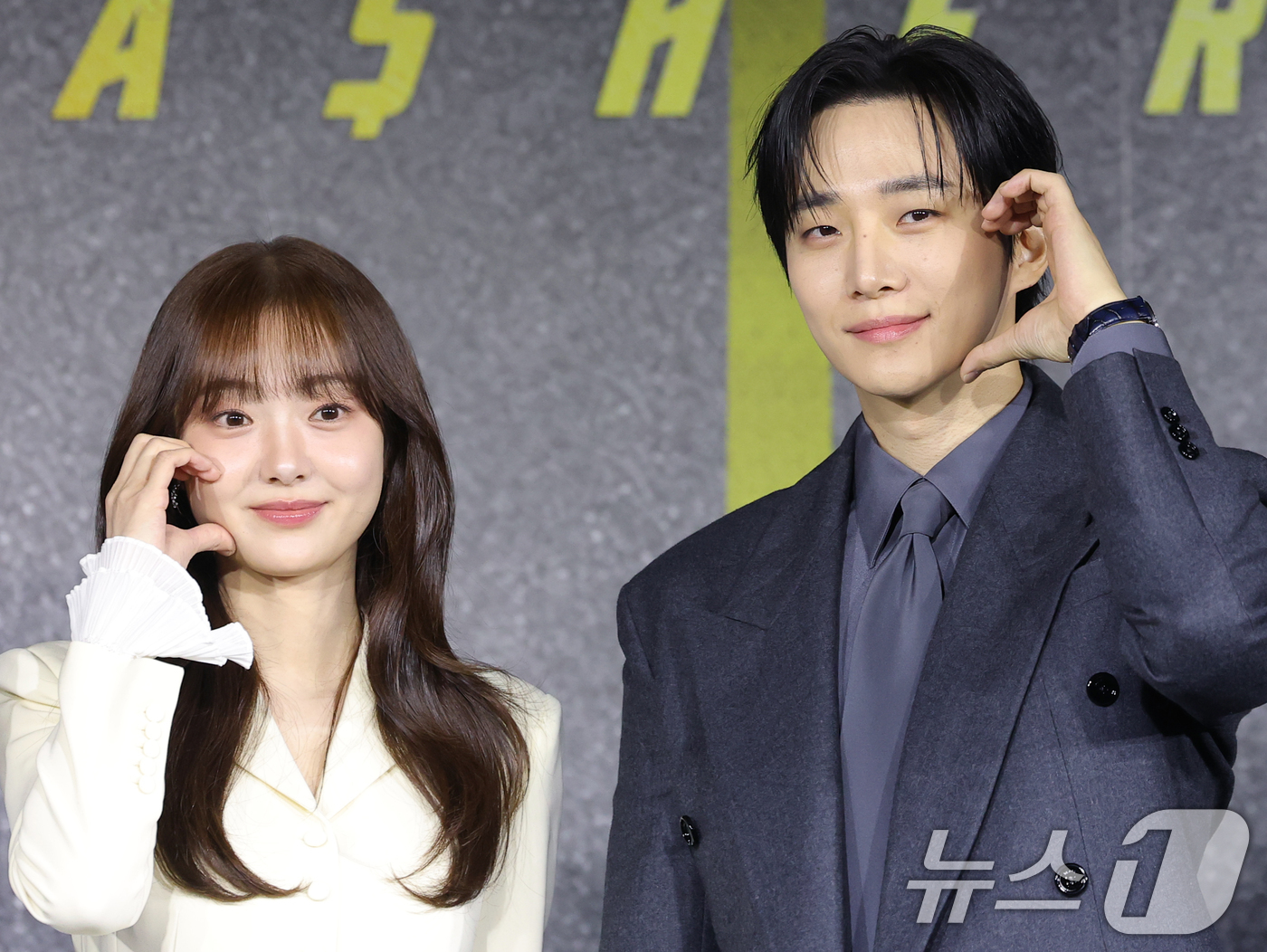 (서울=뉴스1) 권현진 기자 = 배우 김혜준과 이준호(오른쪽)가 22일 서울 강남구 웨스틴 서울 파르나스에서 열린 넷플릭스 시리즈 '캐셔로' 제작발표회에 참석해 포즈를 취하고 있다 …