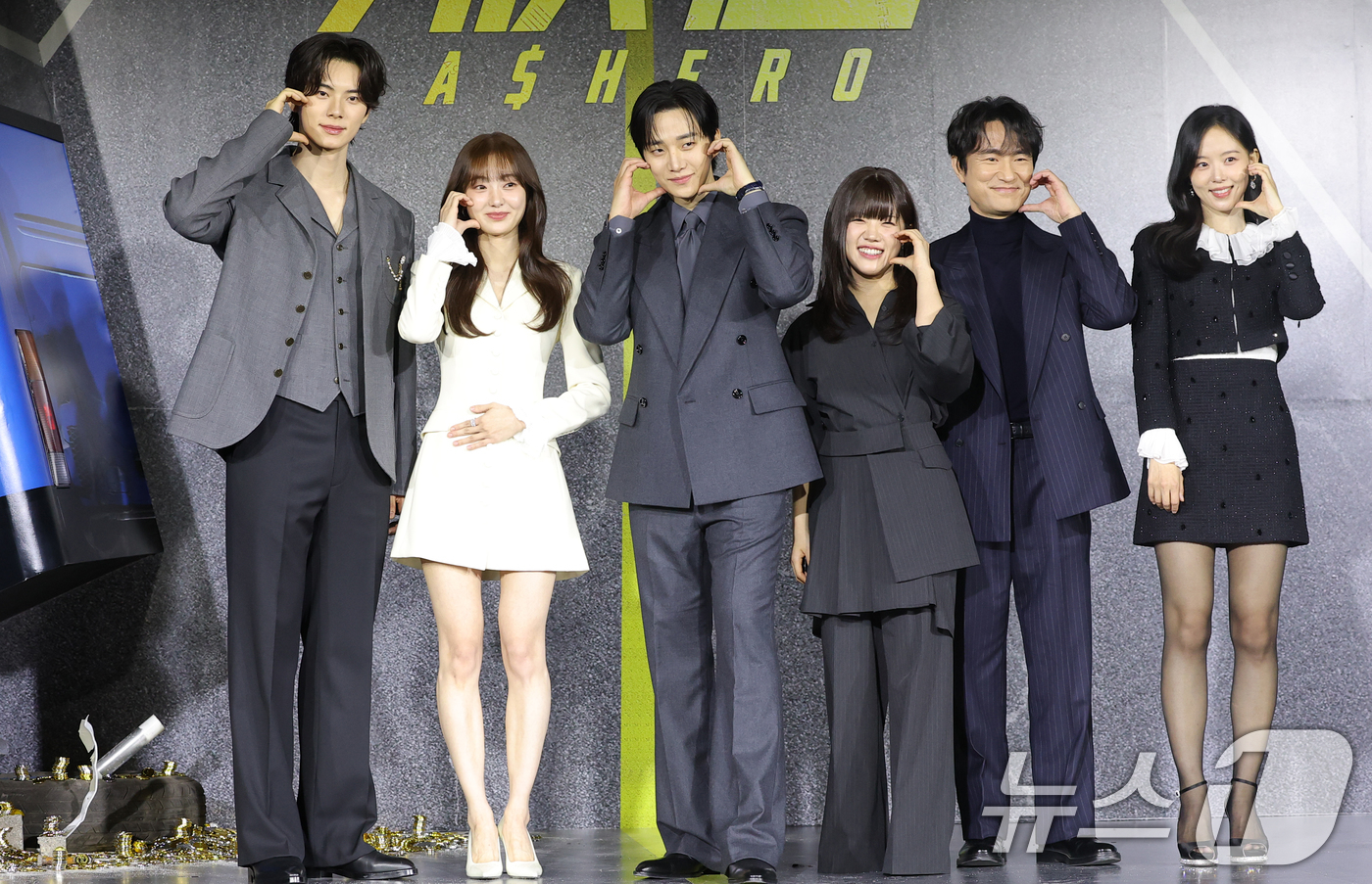 (서울=뉴스1) 권현진 기자 = 배우 이채민(왼쪽부터)과 김혜준, 이준호, 김향기, 김병철, 강한나가 22일 서울 강남구 웨스틴 서울 파르나스에서 열린 넷플릭스 시리즈 '캐셔로' …