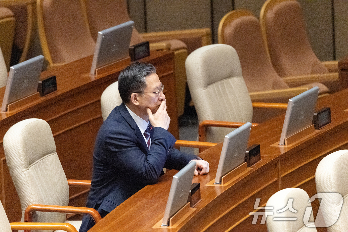 (서울=뉴스1) 이승배 기자 = 22일 서울 여의도 국회에서 열린 제430회국회(임시회) 제2차 본회의에서 정성호 법무부 장관이 생각에 잠겨있다. 2025.12.22/뉴스1