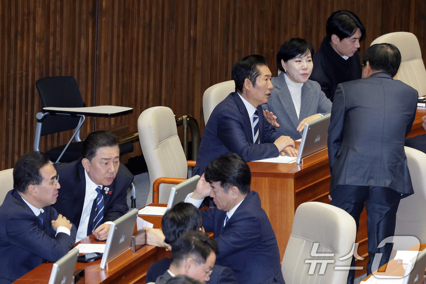 (서울=뉴스1) 신웅수 기자 = 정청래 더불어민주당 대표와 김병기 원내대표가 22일 서울 여의도 국회에서 열린 제430회국회(임시회) 제2차 본회의에서 각각 의원들과 대화하고 있다 …