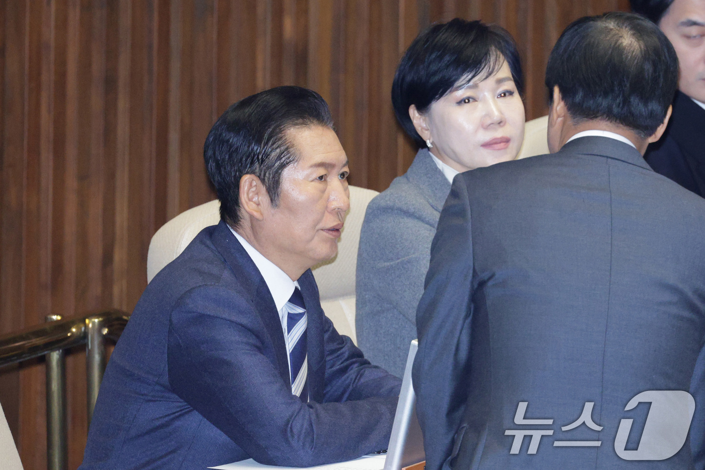 (서울=뉴스1) 신웅수 기자 = 정청래 더불어민주당 대표가 22일 서울 여의도 국회에서 열린 제430회국회(임시회) 제2차 본회의에서 의원들과 대화하고 있다. 2025.12.22/ …